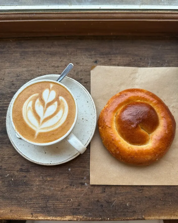Antes: Foto de un café con pan dulce