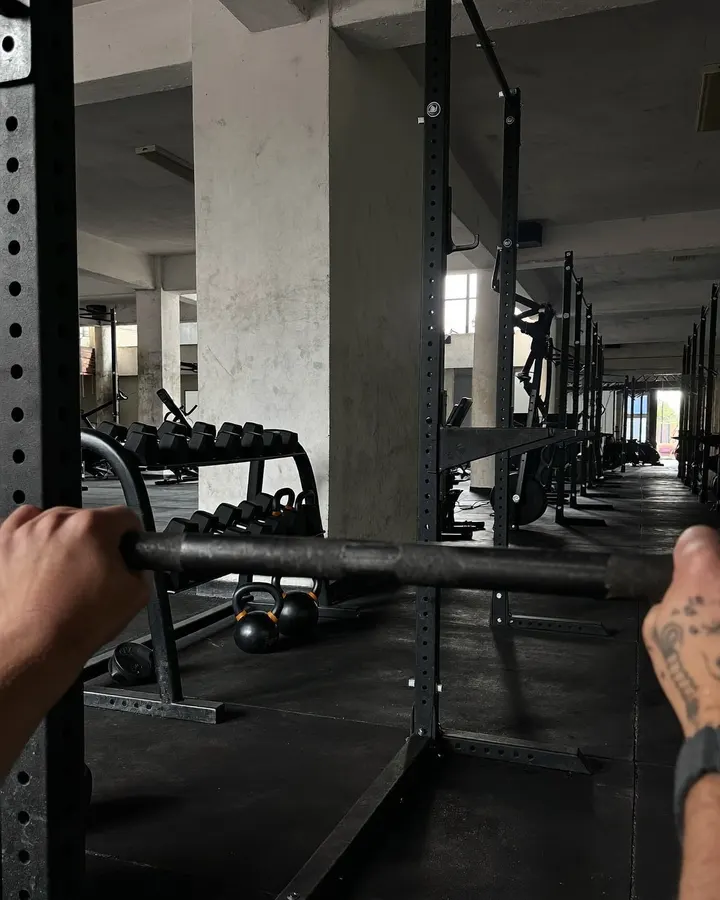 Antes: Foto de pesas en un gimnasio